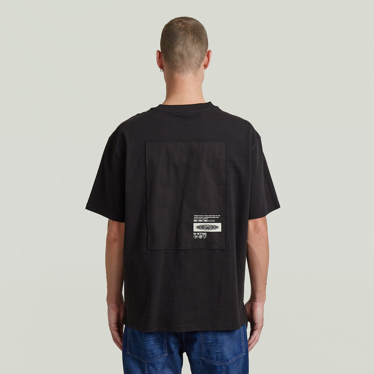 Camiseta Back Applique Relaxed con diseño trasero y cuello redondo, ideal para un look informal.