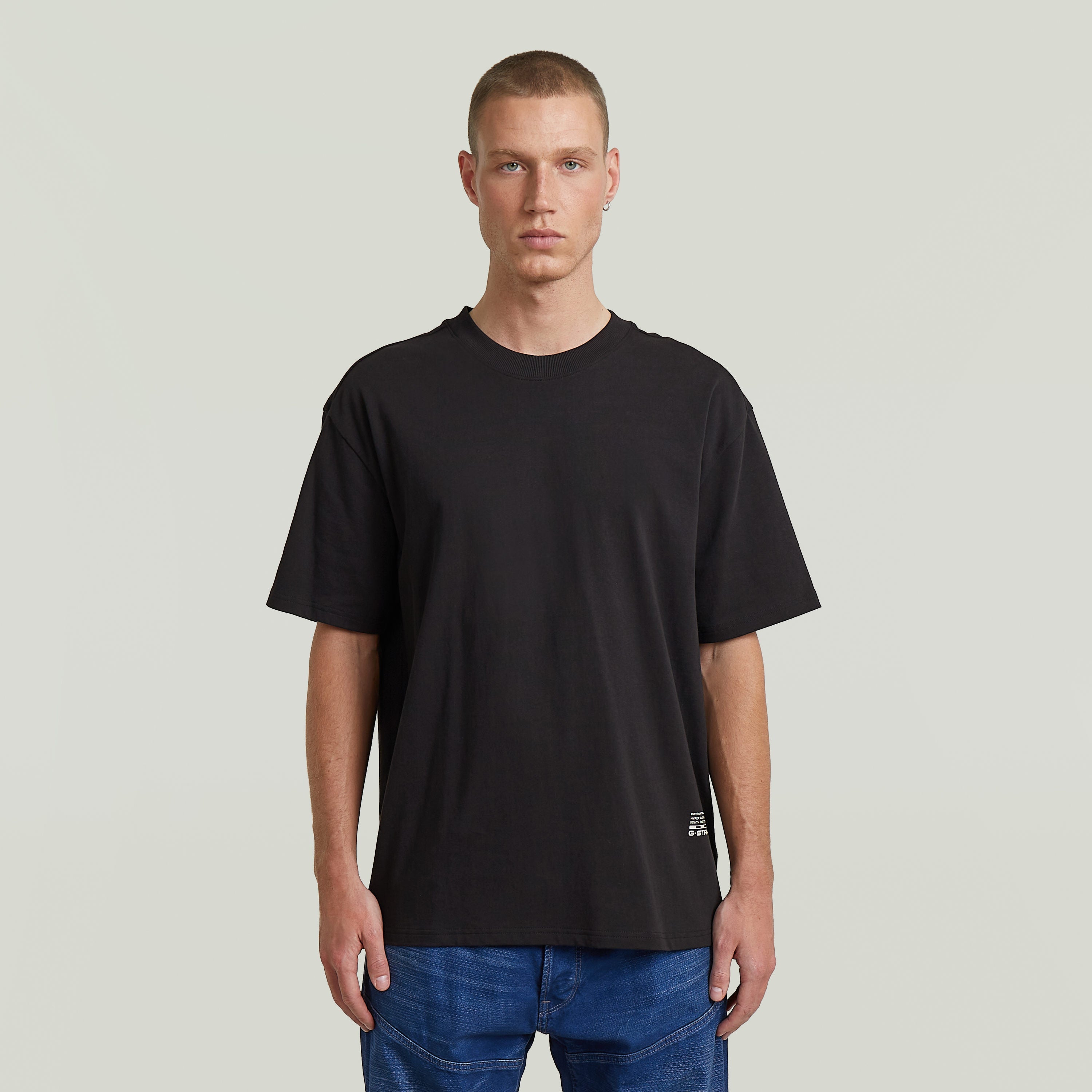 Camiseta Back Applique Relaxed en color negro, con corte relajado y material 100% algodón ecológico.