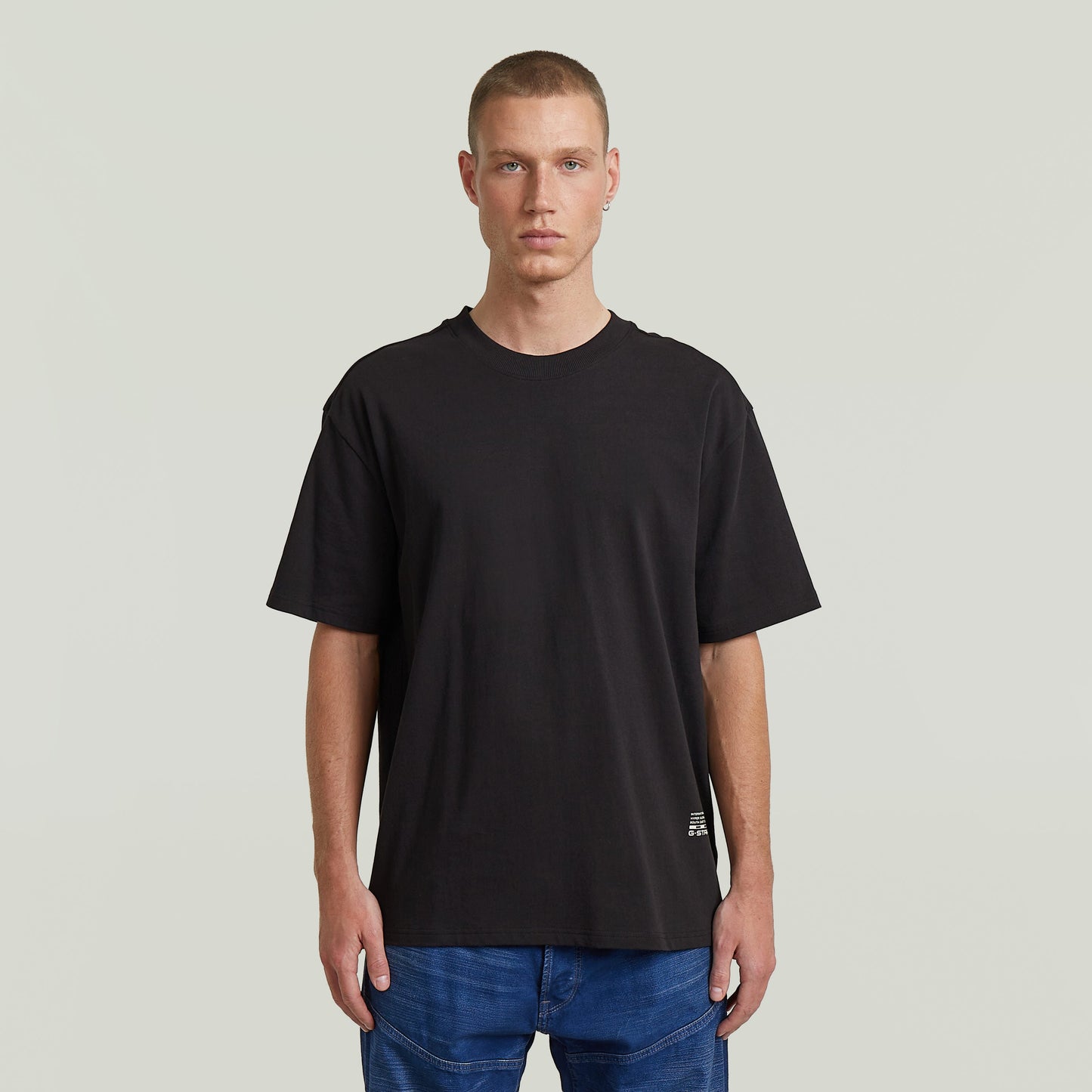 Camiseta Back Applique Relaxed en color negro, con corte relajado y material 100% algodón ecológico.