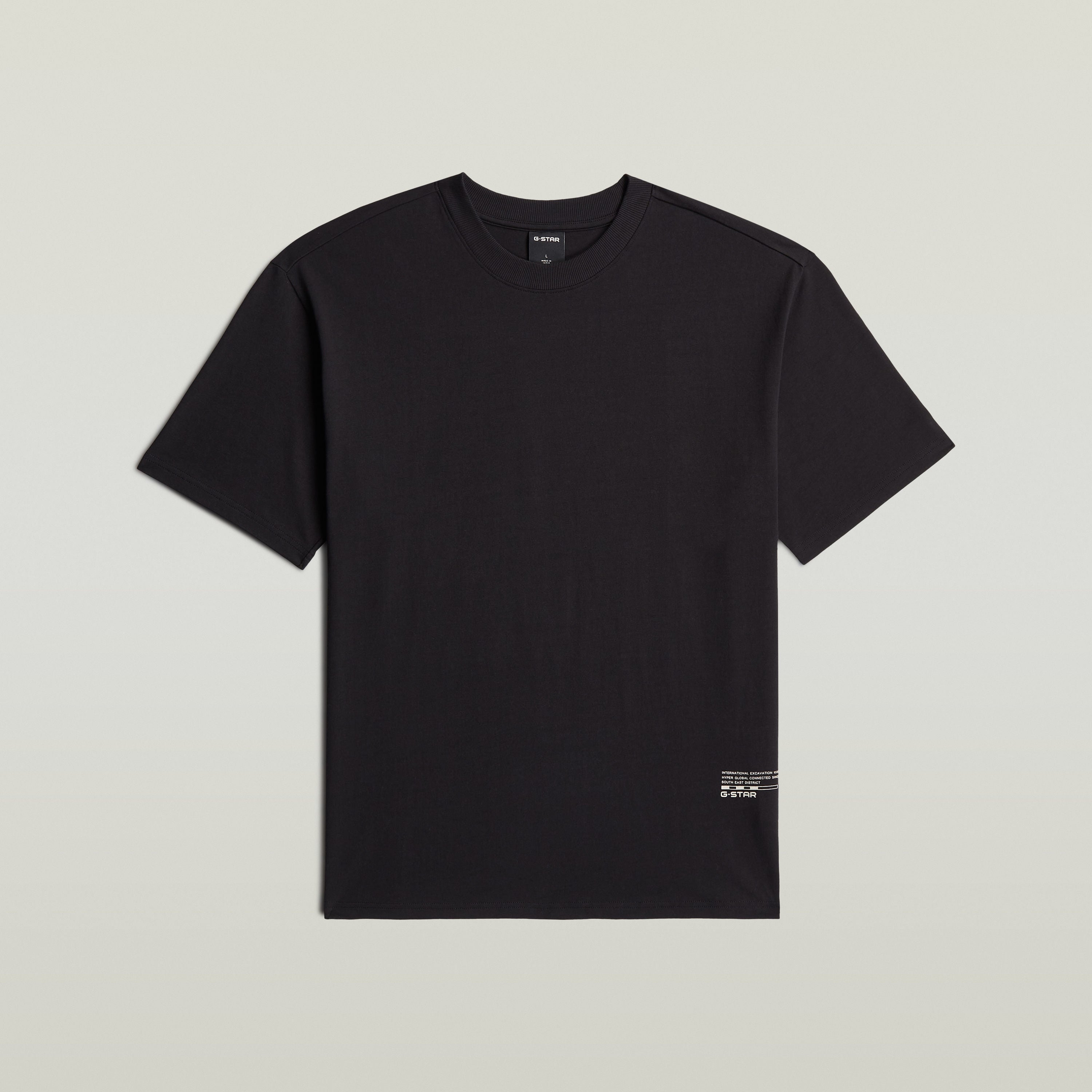 Relaxed back applique t-shirt in black, short sleeves, round neck, 100% organic cotton for comfort.