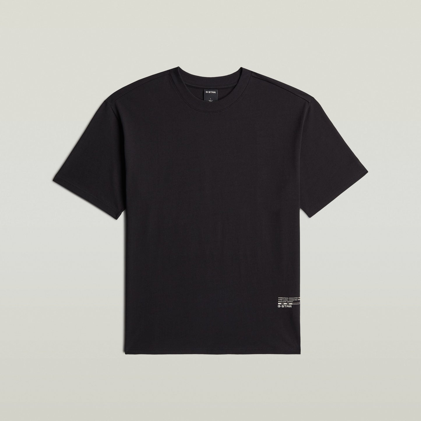 Relaxed back applique t-shirt in black, short sleeves, round neck, 100% organic cotton for comfort.