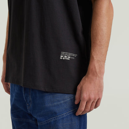Camiseta Back Applique Relaxed en color negro, detalle de aplique trasero, 100% algodón ecológico, relaxed back applique t-shirt.