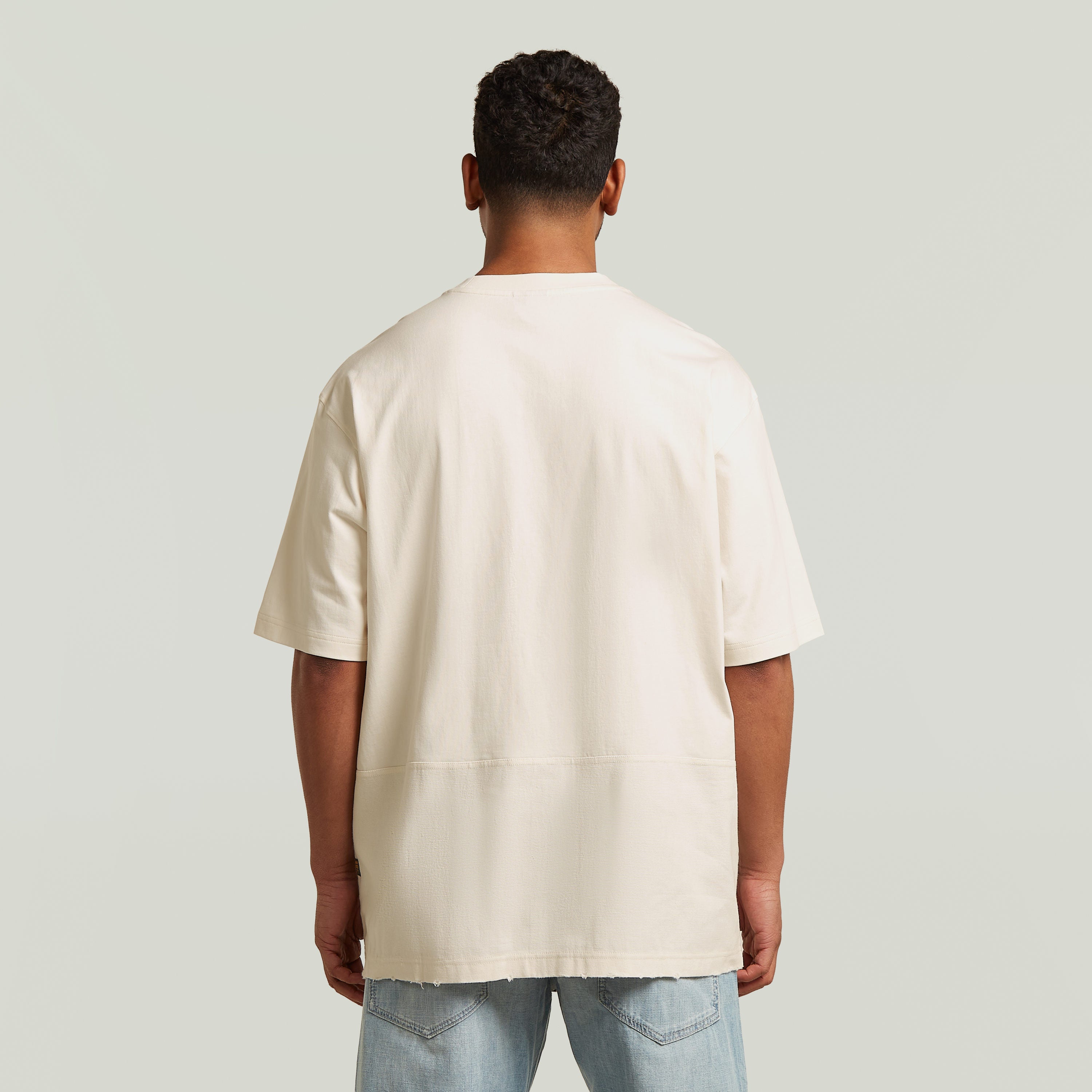 Camiseta Utility Fabric Mix en color blanco, vista trasera con corte suelto y mangas cortas, prenda de algodón ecológico.