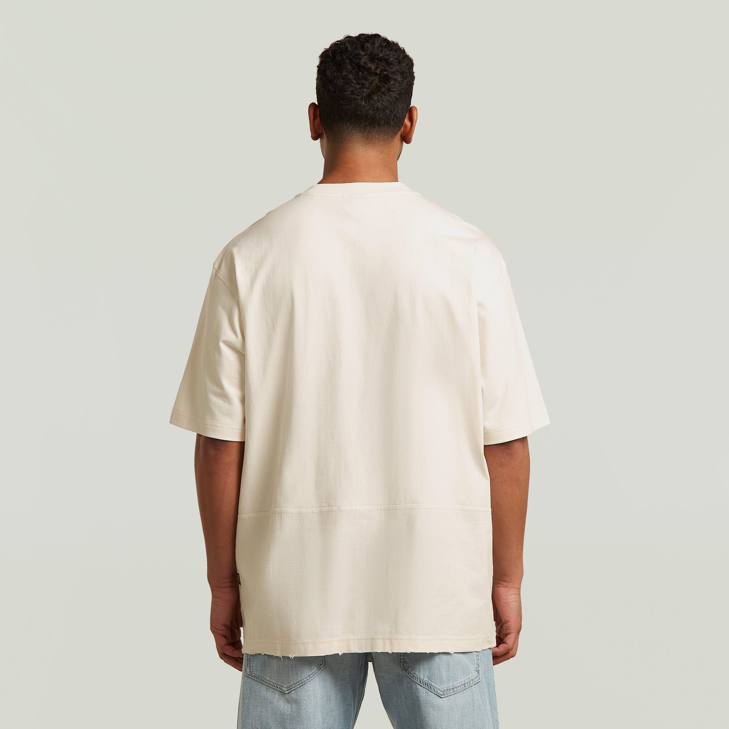 Camiseta Utility Fabric Mix en color blanco, vista trasera con corte suelto y mangas cortas, prenda de algodón ecológico.
