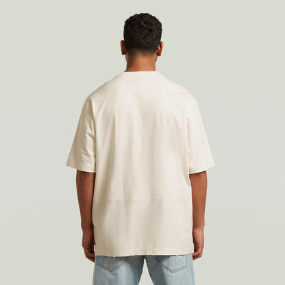 Camiseta Utility Fabric Mix en color blanco, vista trasera con corte suelto y mangas cortas, prenda de algodón ecológico.