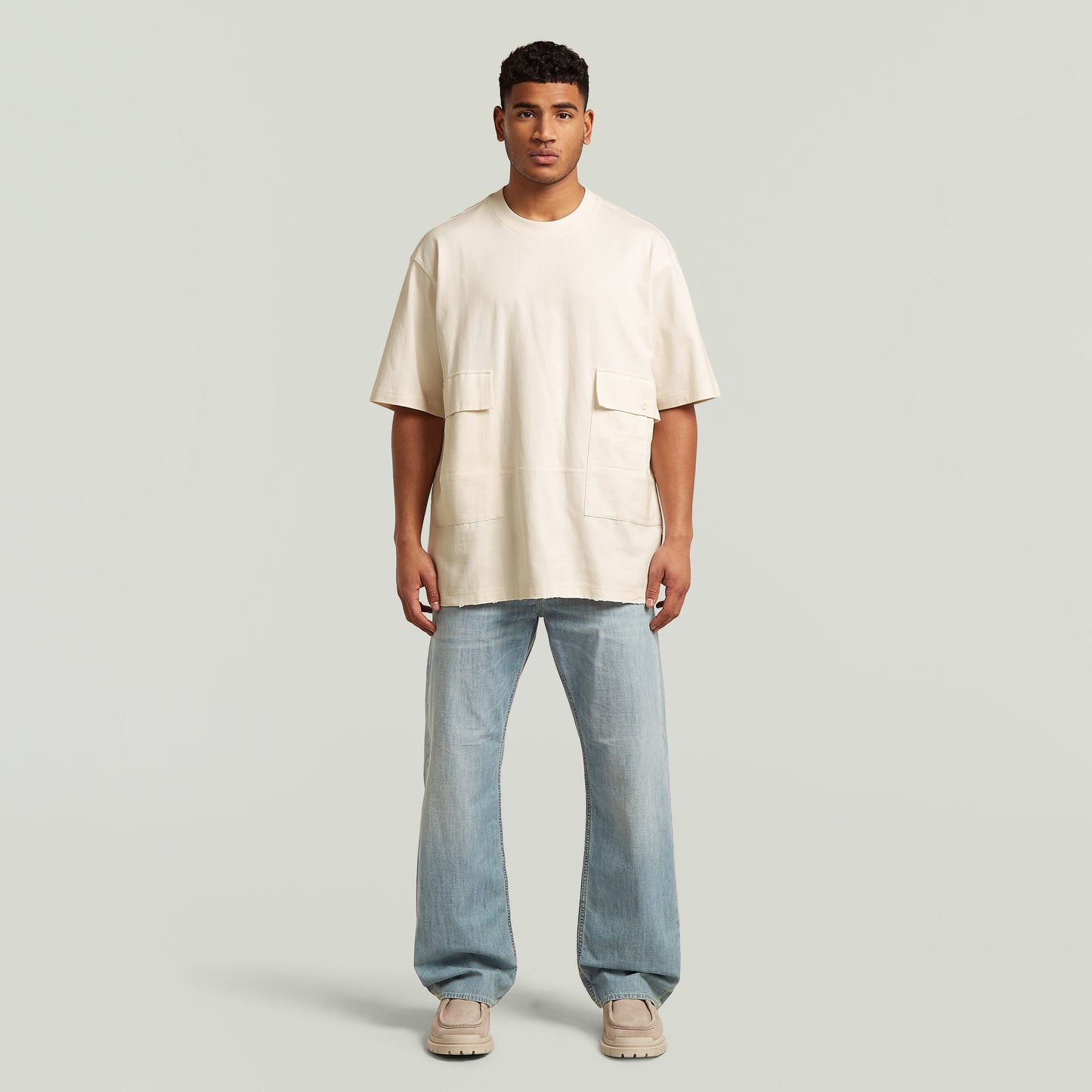 Modelo luciendo camiseta Utility Fabric Mix, una utility fabric t-shirt de corte suelto y cómoda, color blanco.