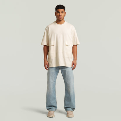 Modelo luciendo camiseta Utility Fabric Mix, una utility fabric t-shirt de corte suelto y cómoda, color blanco.