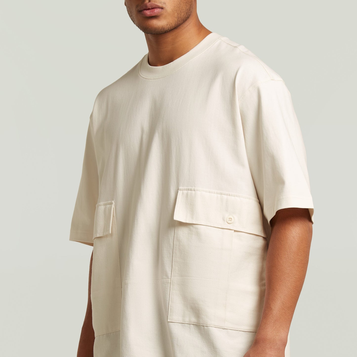 Camiseta Utility Fabric Mix con corte suelto, cuello redondo y bolsillos, color blanco. Ideal utility fabric t-shirt.
