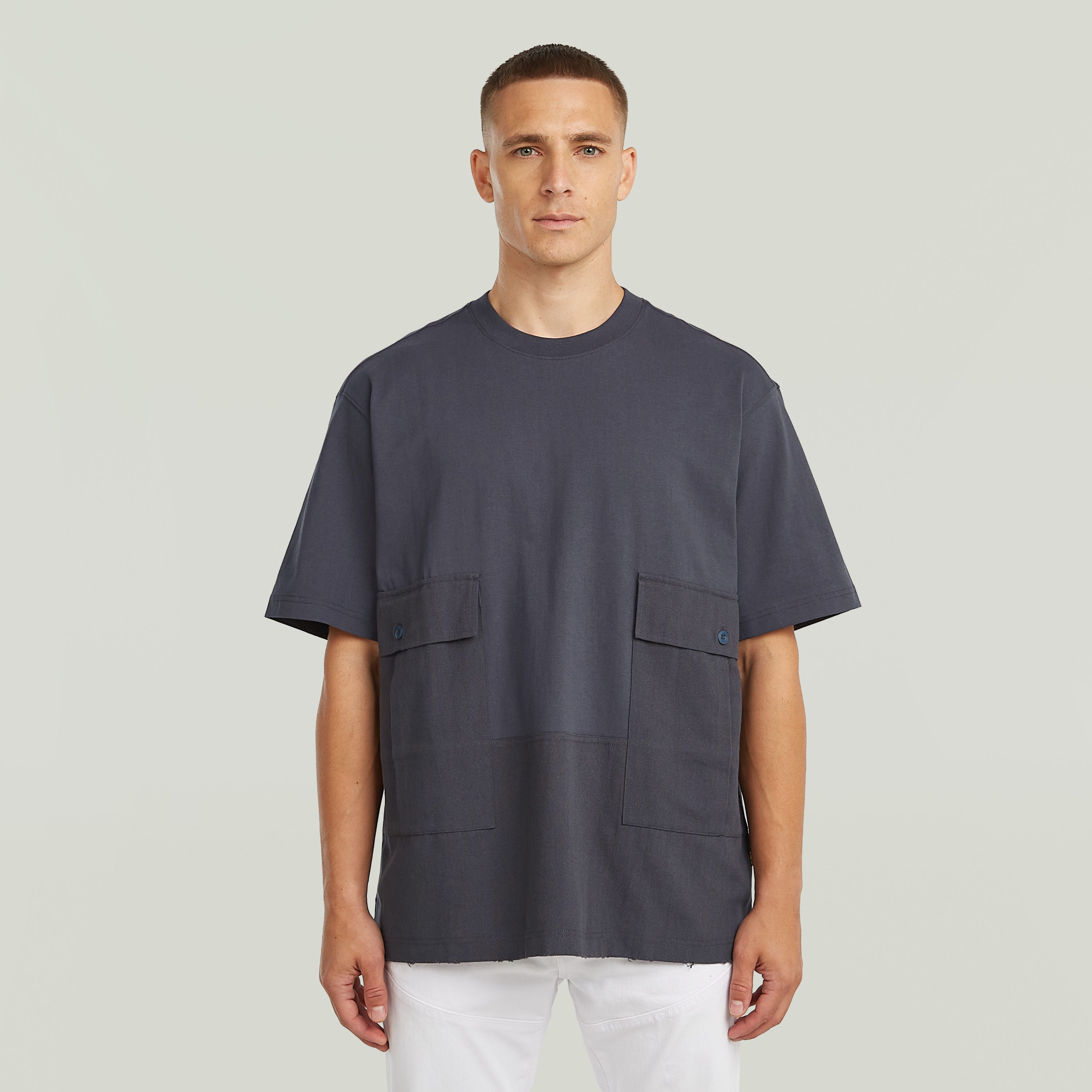 Camiseta Utility Fabric Mix en gris con corte suelto y dos bolsillos delanteros funcionales.