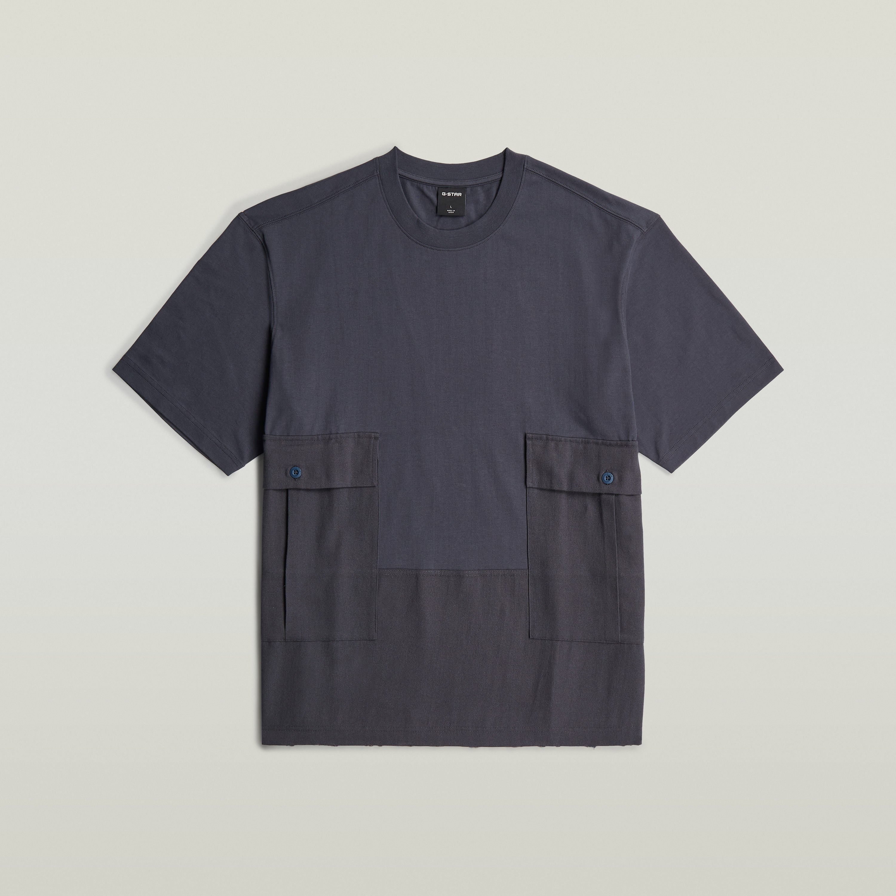 Camiseta Utility Fabric Mix con corte suelto, cuello redondo y dos bolsillos delanteros funcionales.