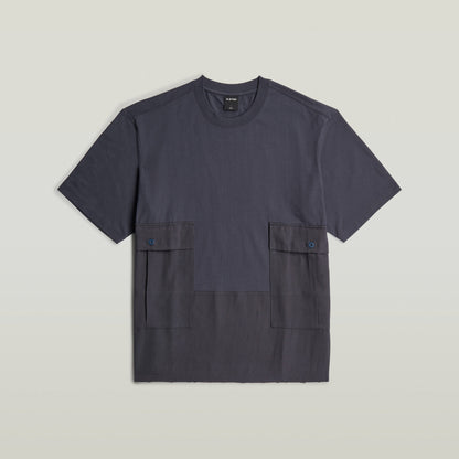 Camiseta Utility Fabric Mix con corte suelto, cuello redondo y dos bolsillos delanteros funcionales.