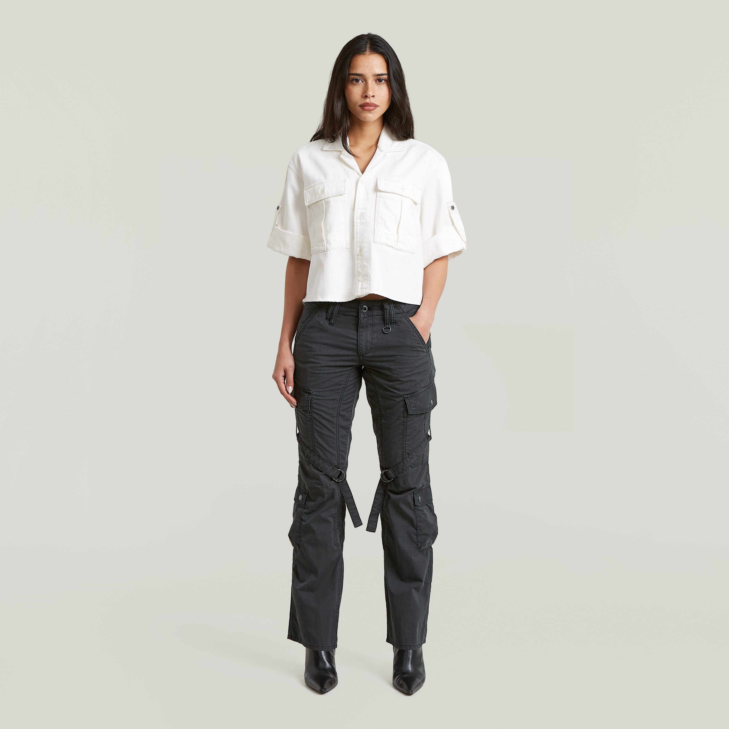 Modelo vistiendo una camisa Boxy Relaxed, una relaxed fit boxy shirt blanca con pantalones cargo oscuros.