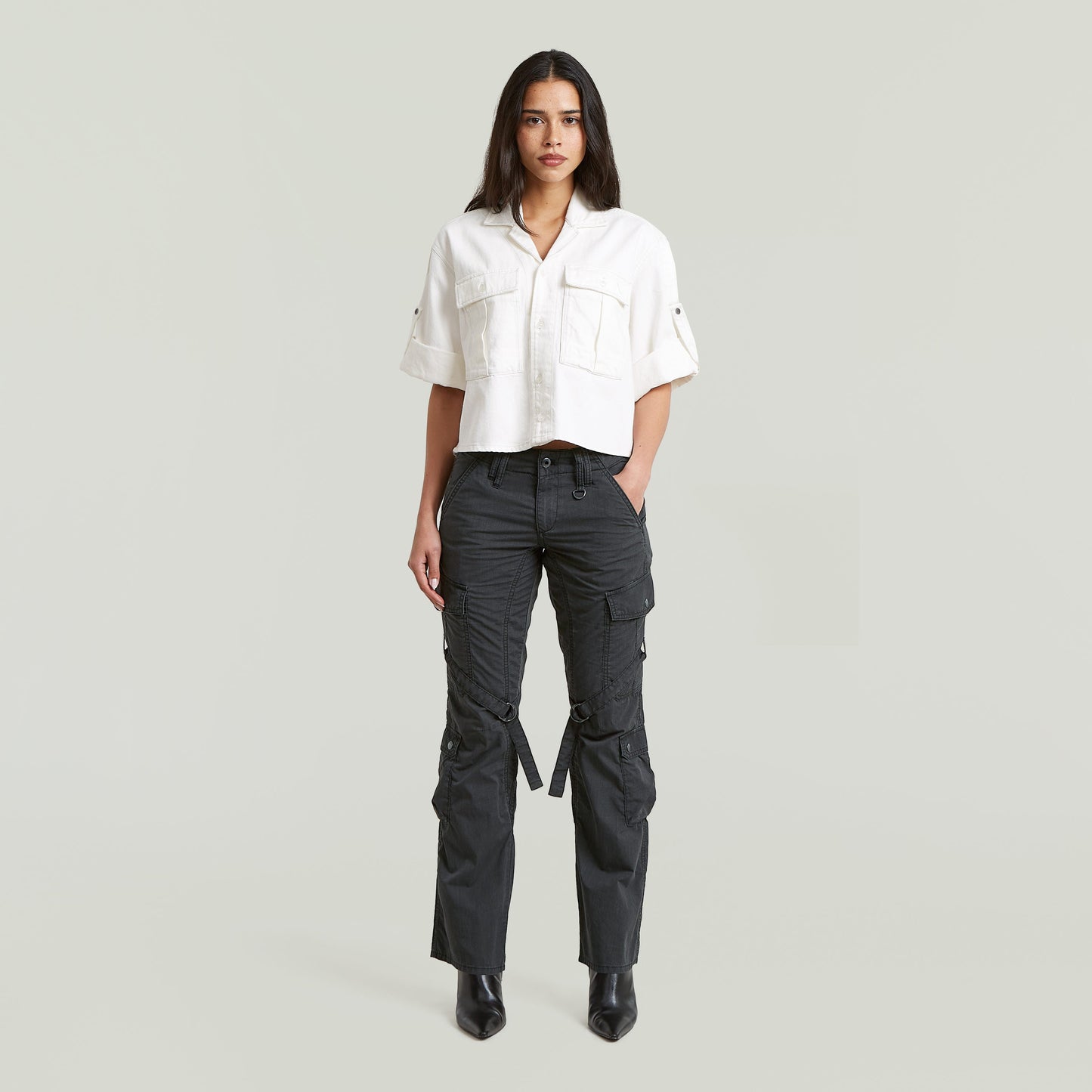 Modelo vistiendo una camisa Boxy Relaxed, una relaxed fit boxy shirt blanca con pantalones cargo oscuros.