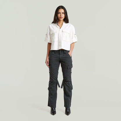 Modelo vistiendo una camisa Boxy Relaxed, una relaxed fit boxy shirt blanca con pantalones cargo oscuros.