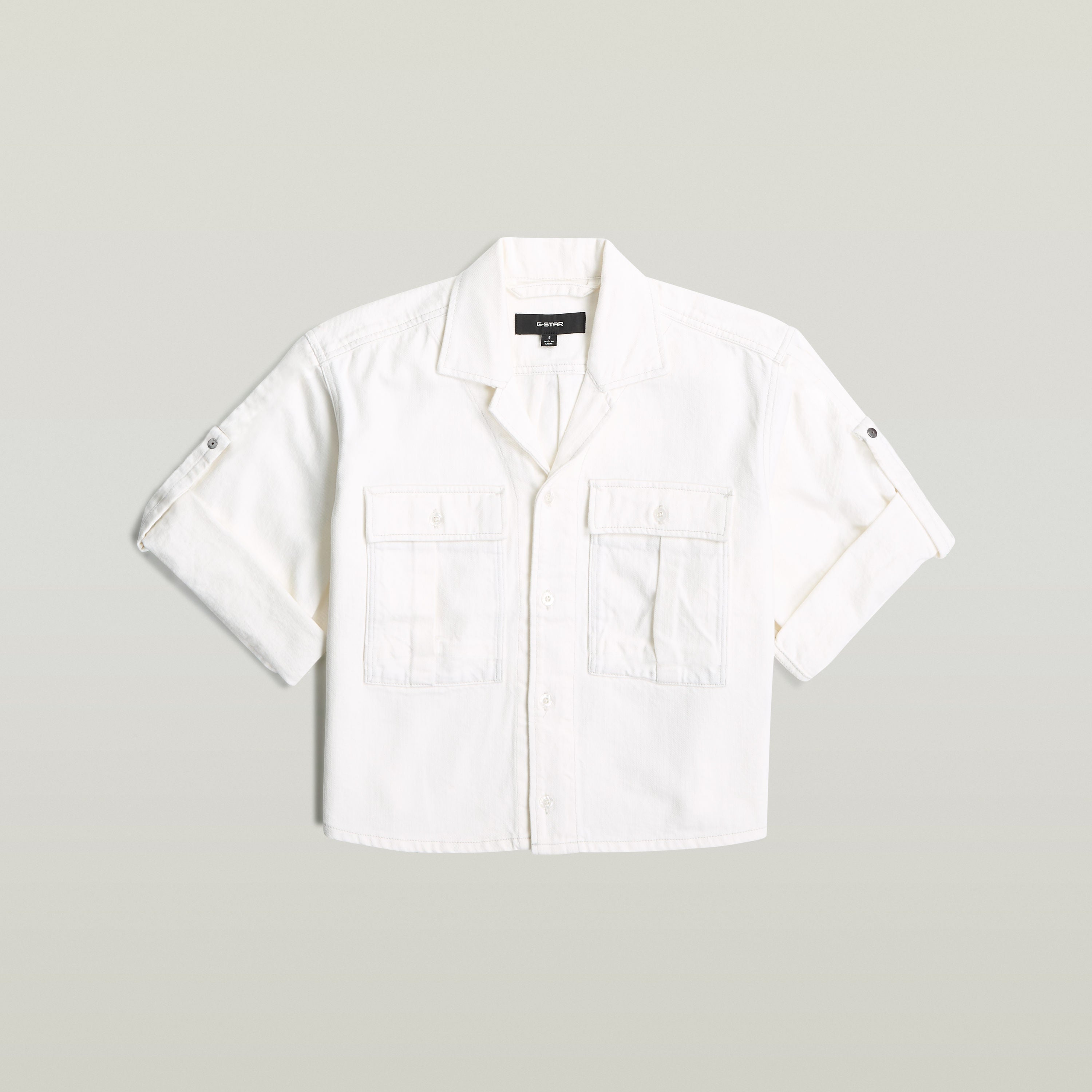Camisa Boxy Relaxed en blanco, 100% algodón, con corte relajado, manga corta y cuello clásico, ideal como relaxed fit boxy shirt.