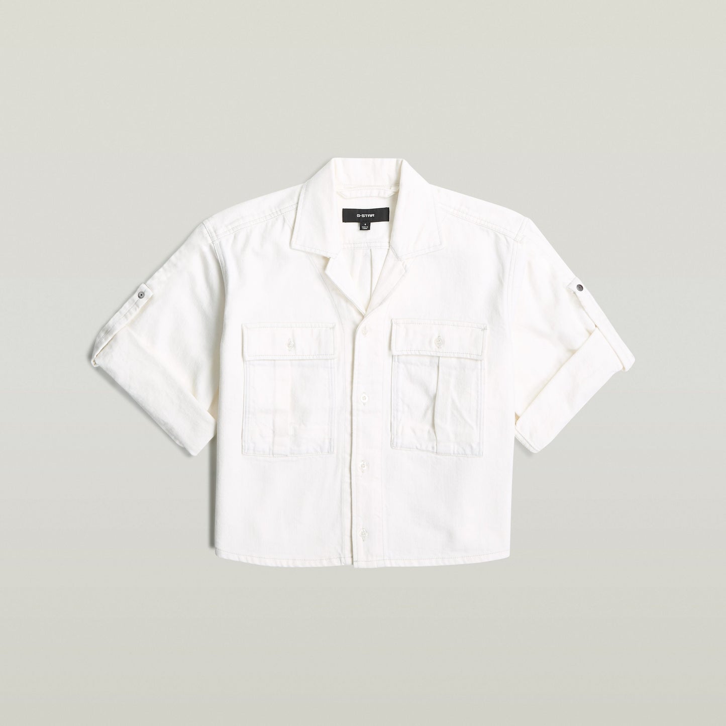 Camisa Boxy Relaxed en blanco, 100% algodón, con corte relajado, manga corta y cuello clásico, ideal como relaxed fit boxy shirt.