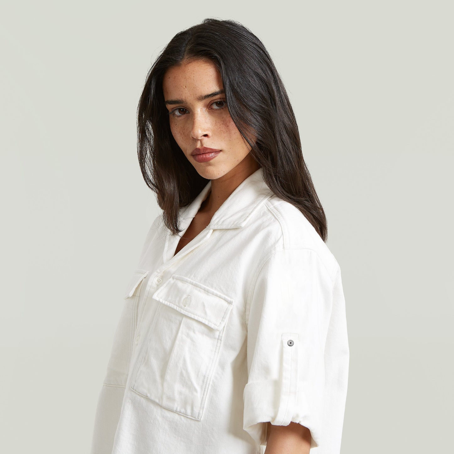 Mujer usando una camisa Boxy Relaxed en color blanco, destacando su diseño de manga corta y cuello clásico. relaxed fit boxy shirt.
