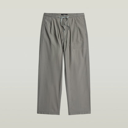 Chino con plisado doble en color gris con ajuste cónico y cintura media, diseño clásico y moderno.