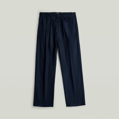 Chino con plisado doble en color azul oscuro, con diseño cónico y construcción de cintura media.