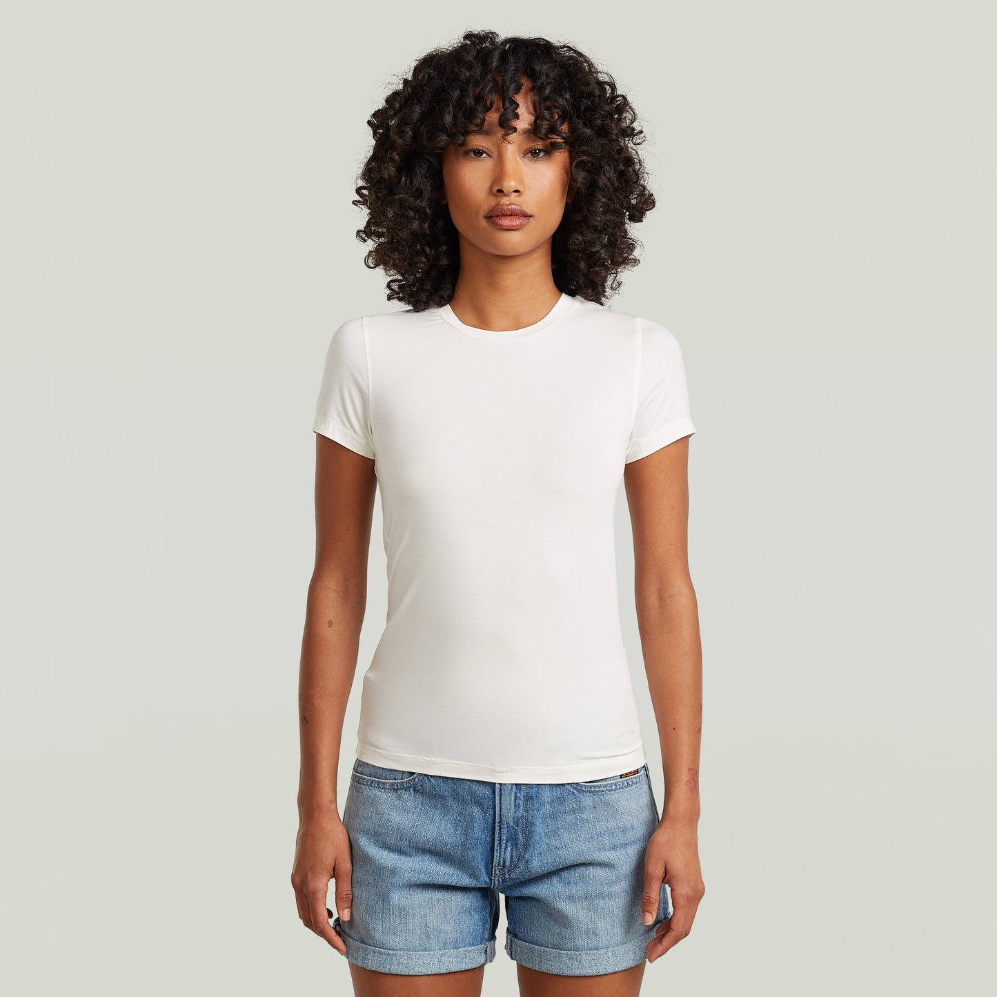 Camiseta ajustada de modal blanca con cuello redondo y manga corta, ideal para un look elegante y cómodo.