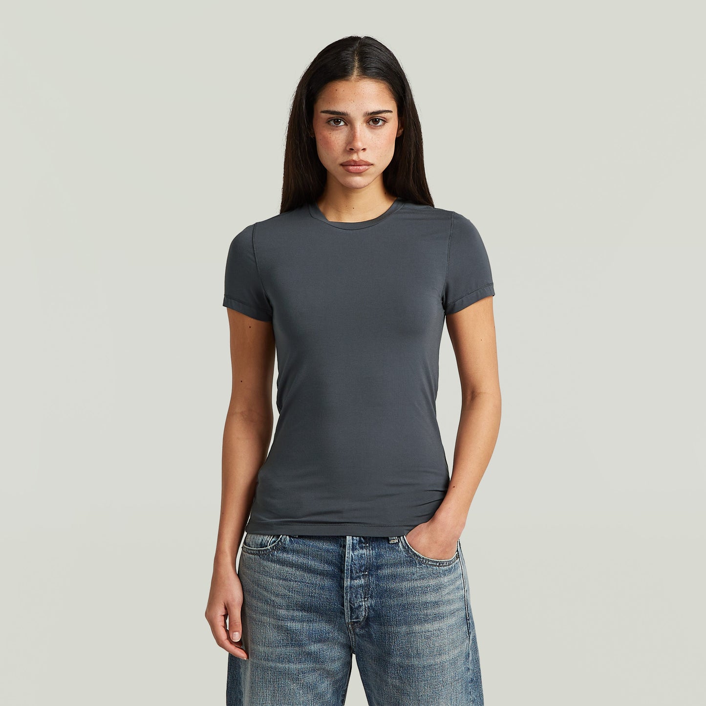 Camiseta 2nd Skin ajustada de color gris, con cuello redondo y manga corta, elegante y cómoda.