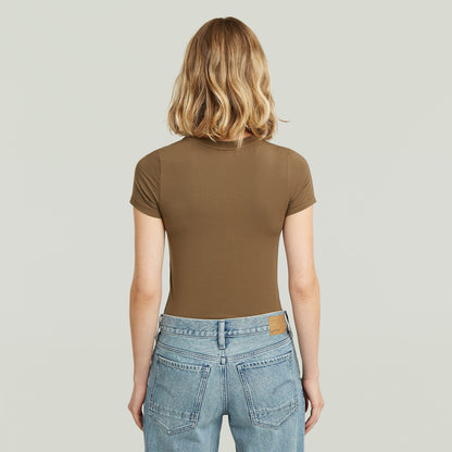 Mujer de espaldas usando una ajustada camiseta de modal marrón con diseño elegante y corte cómodo.