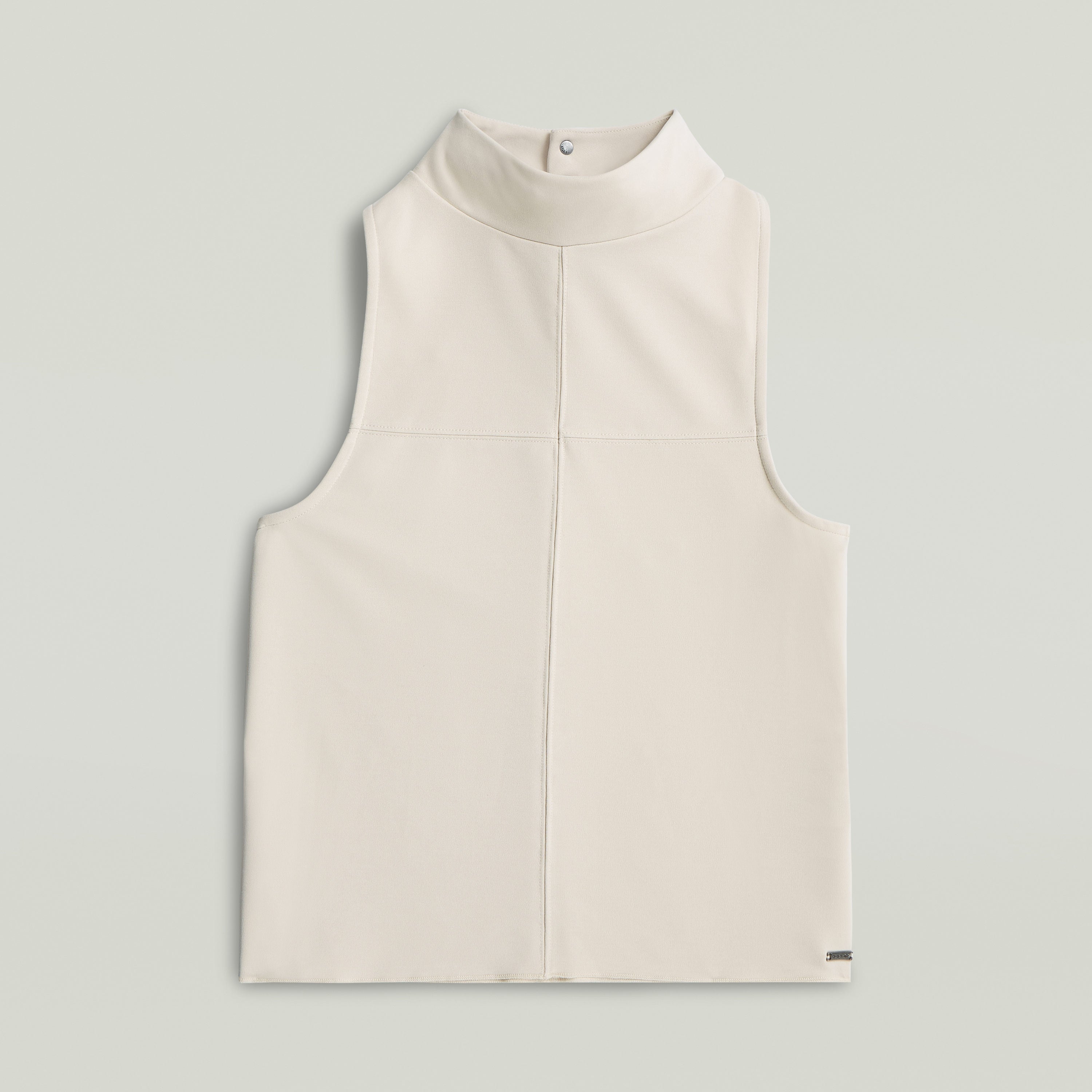 Camiseta Flowy Slim Mock tank top en color blanco con diseño racerback y cuello de chimenea.