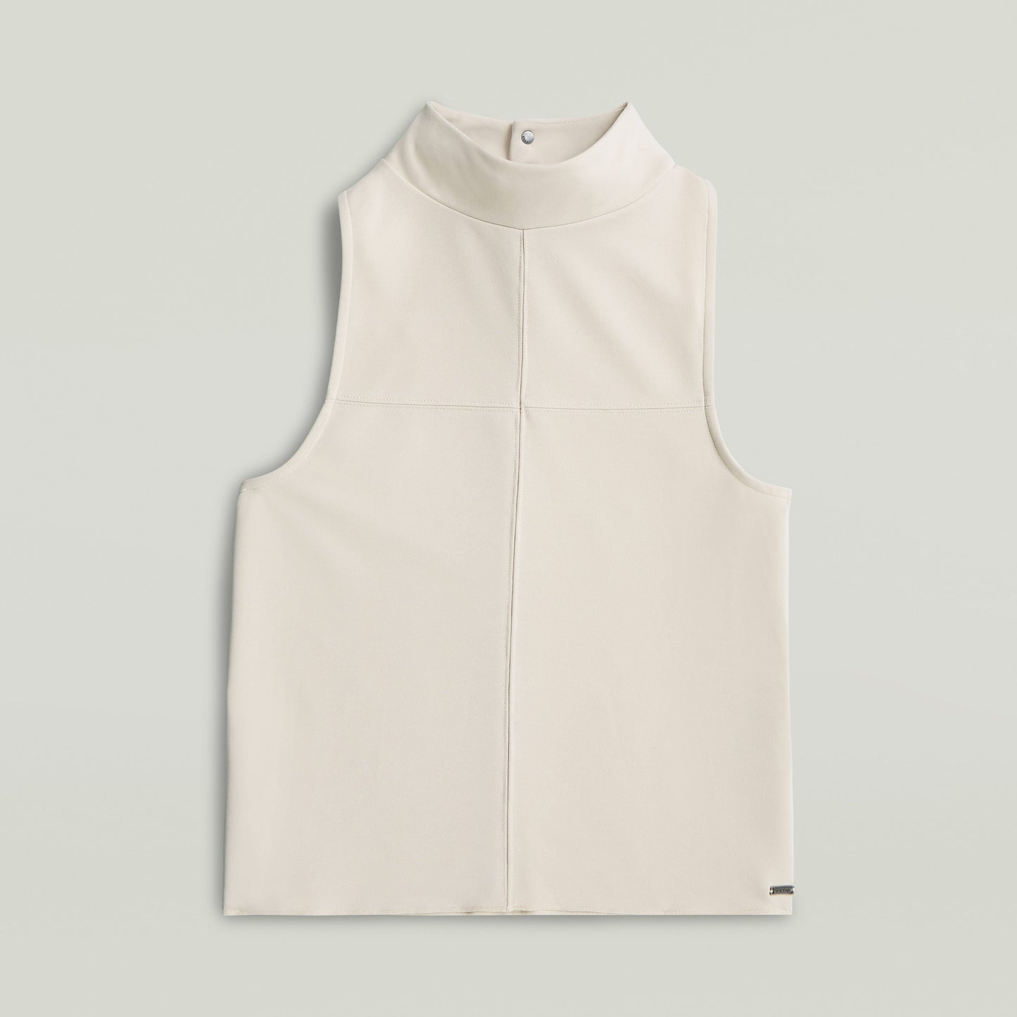 Camiseta Flowy Slim Mock tank top en color blanco con diseño racerback y cuello de chimenea.