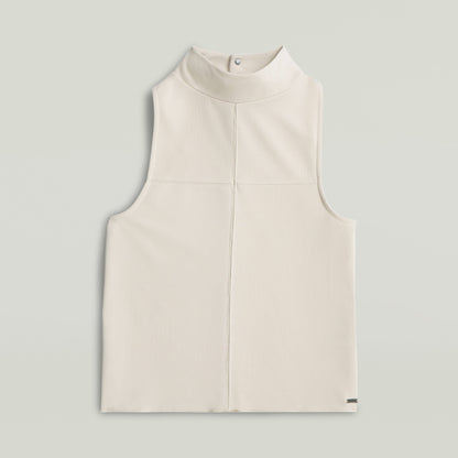 Camiseta Flowy Slim Mock, top sin mangas de color blanco con cuello de chimenea y diseño racerback.