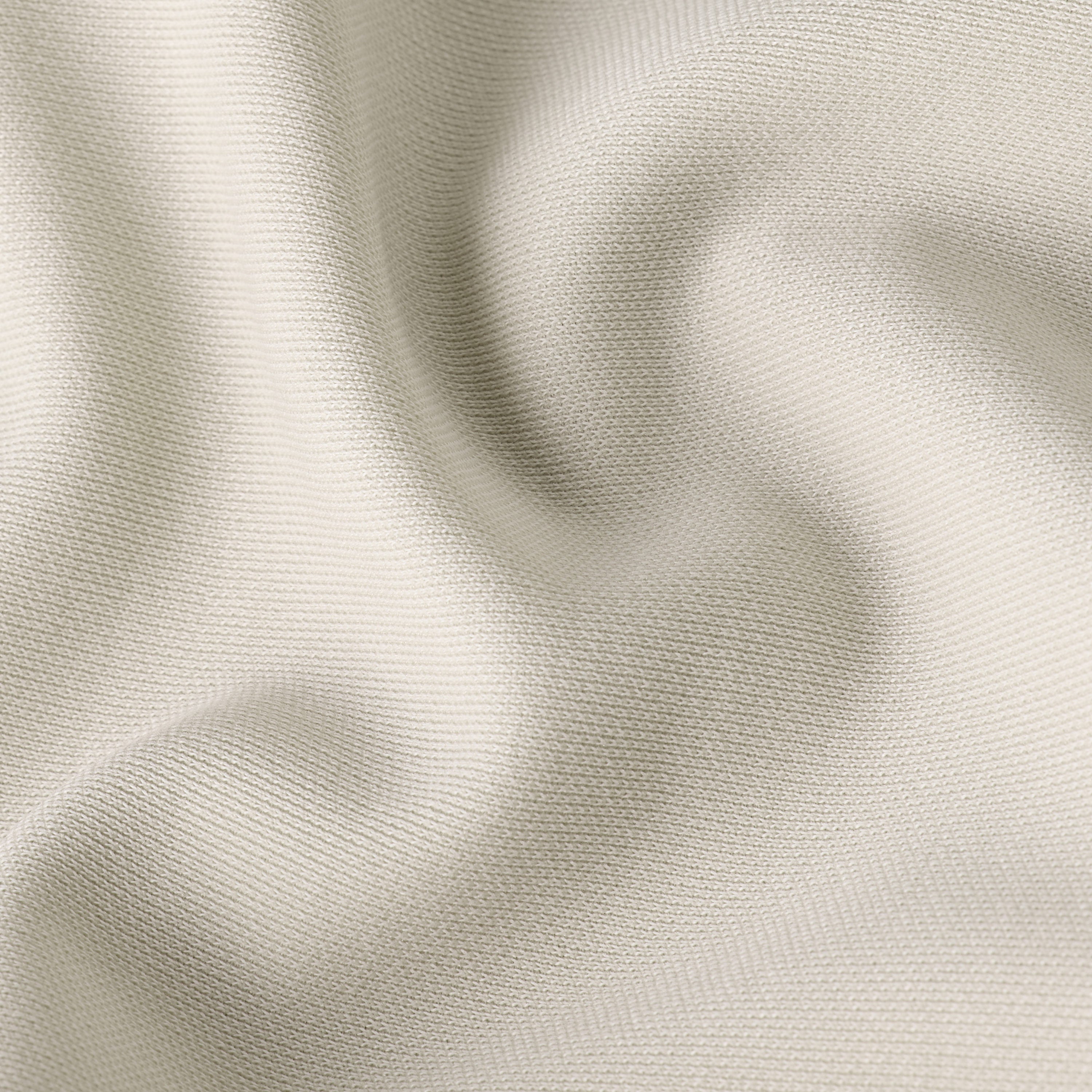 Textura suave del tejido de la camiseta Flowy Slim Mock. Ideal para un look cómodo y elegante.