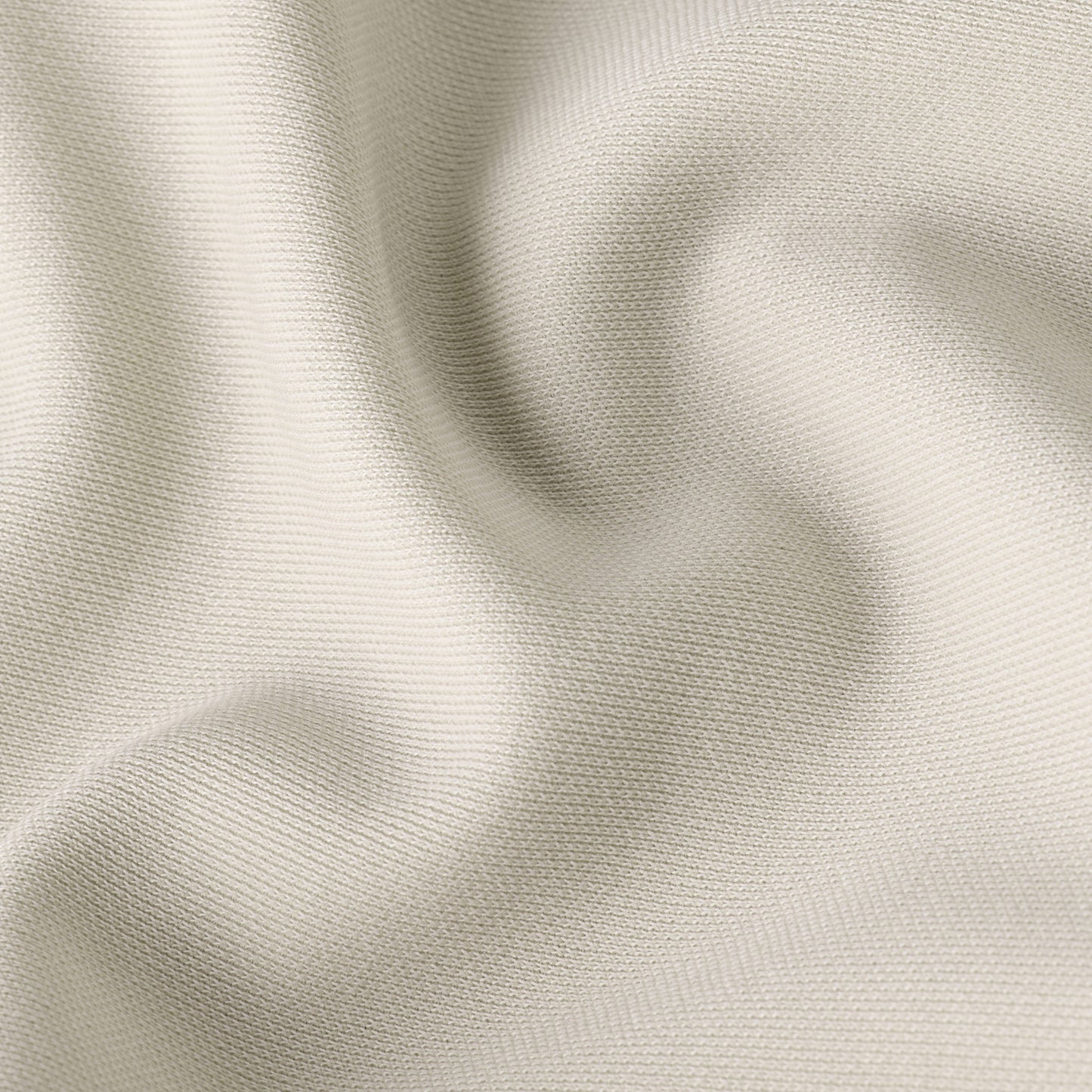 Textura suave del tejido de la camiseta Flowy Slim Mock. Ideal para un look cómodo y elegante.
