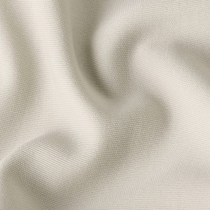 Textura suave del tejido de la camiseta Flowy Slim Mock. Ideal para un look cómodo y elegante.