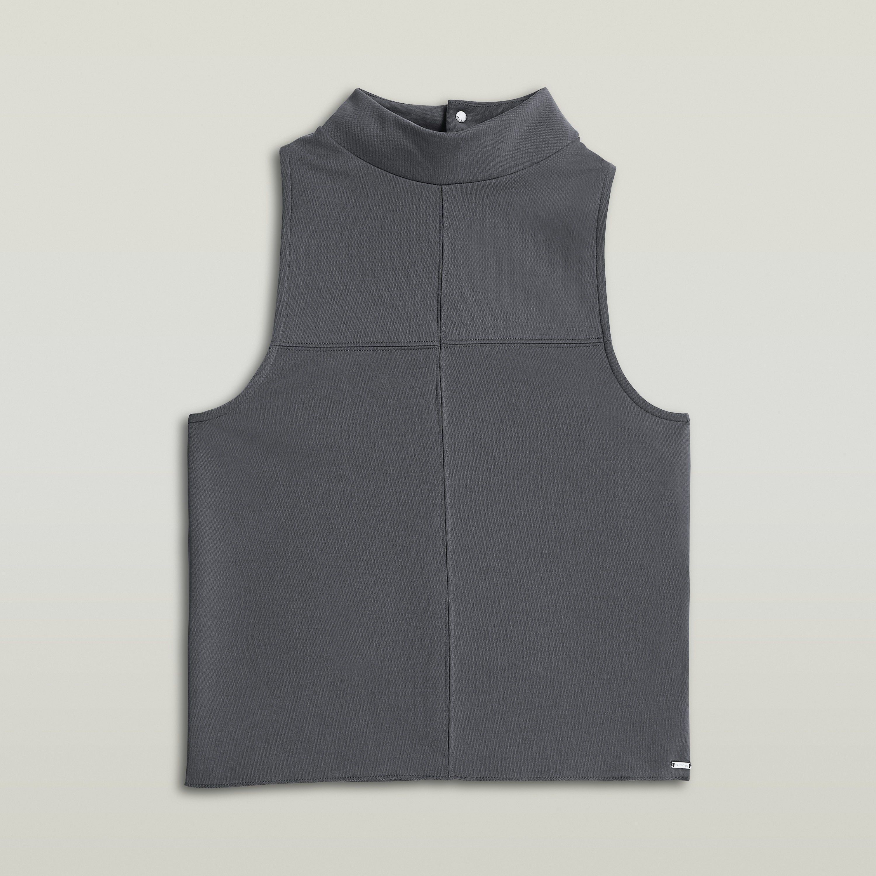 Camiseta Flowy Slim Mock gris, sin mangas, con cuello de chimenea y diseño racerback, ideal para un look casual.