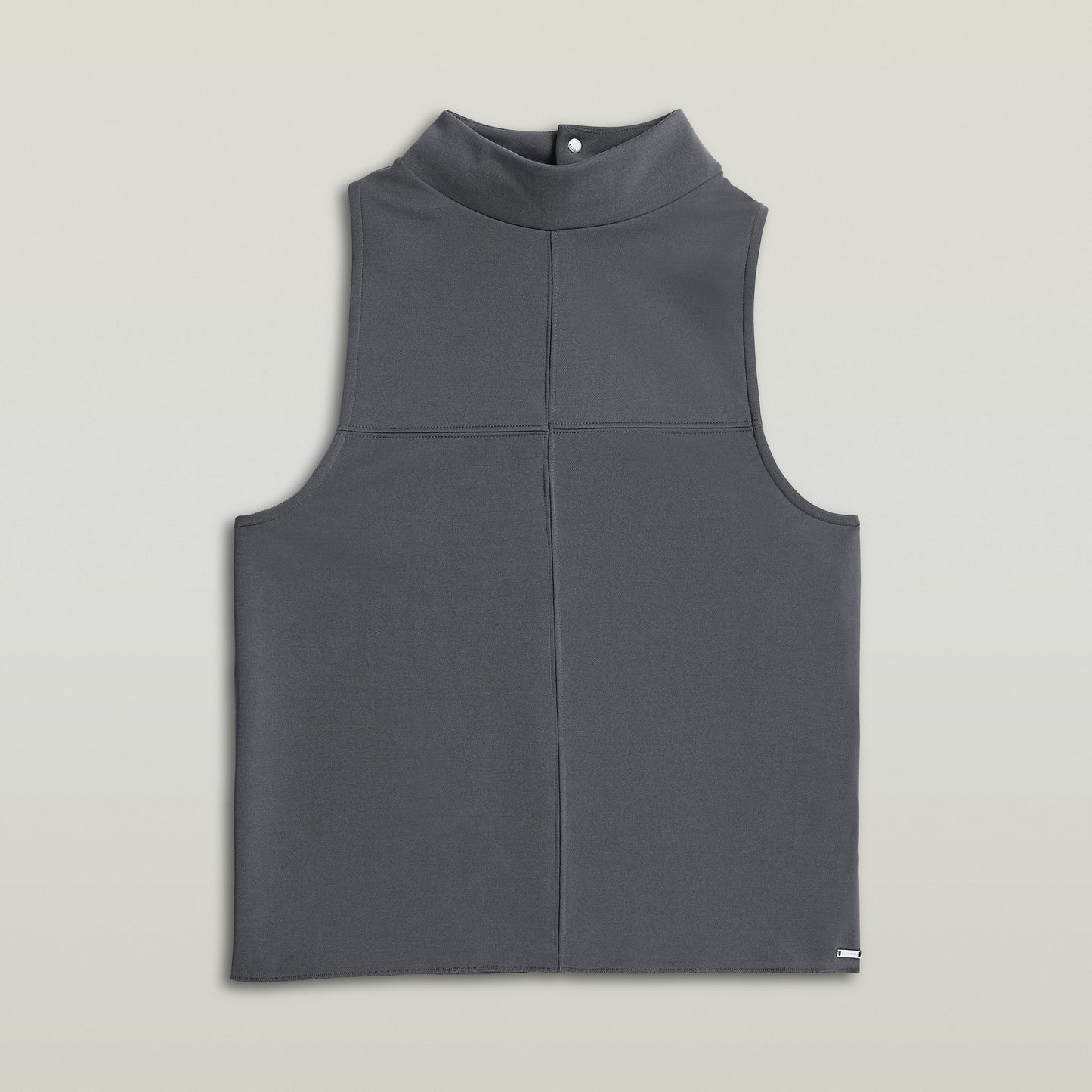 Camiseta Flowy Slim Mock gris, sin mangas, con cuello de chimenea y diseño racerback, ideal para un look casual.