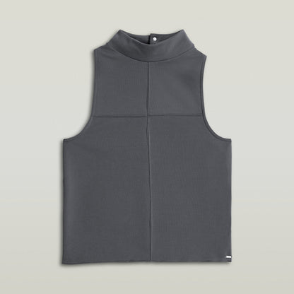 Camiseta Flowy Slim Mock gris, sin mangas, con cuello de chimenea y diseño racerback, ideal para un look casual.