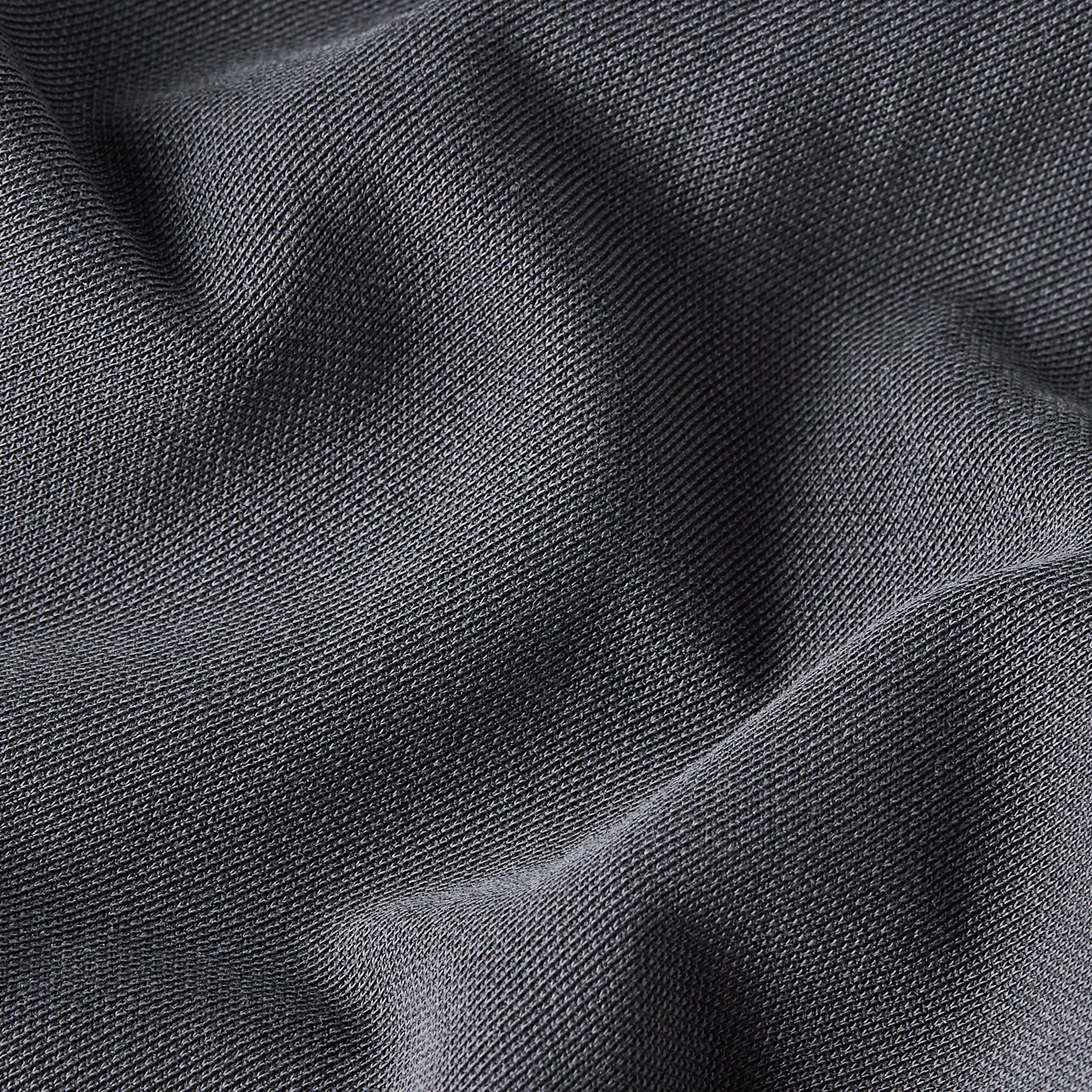 Textura de tela gris de la camiseta Flowy Slim Mock tank top, con un diseño suave y cómodo.