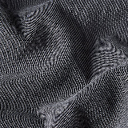Textura de tela gris de la camiseta Flowy Slim Mock tank top, con un diseño suave y cómodo.
