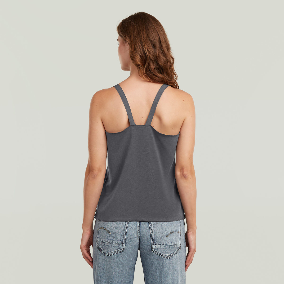 Camiseta Flowy Tape Slim La Flowy Tape Tank T-Shirt tiene fit slim con diseño racerback y escote redondo, para un look sobrio y moderno.