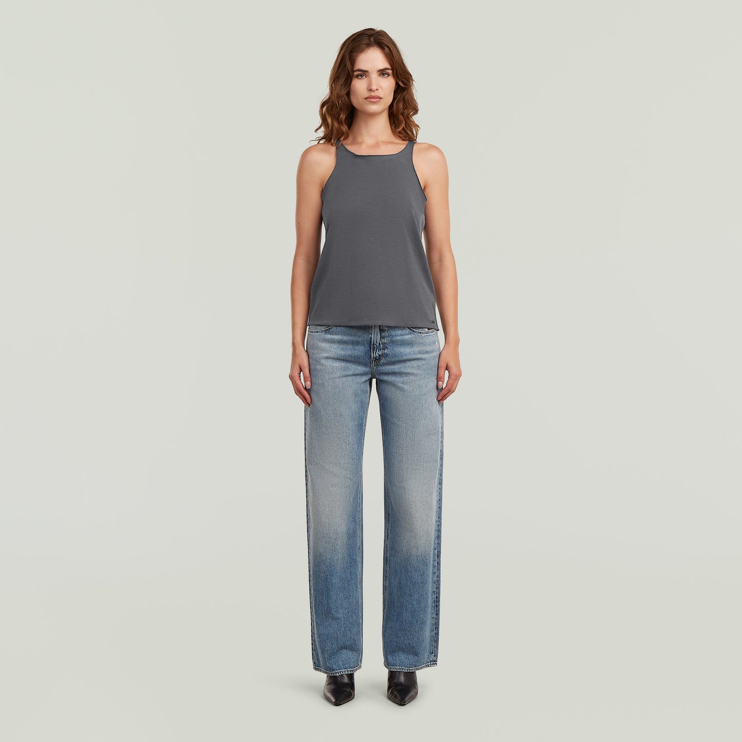 Camiseta Flowy Tape Slim La Flowy Tape Tank T-Shirt tiene fit slim con diseño racerback y escote redondo, para un look sobrio y moderno.