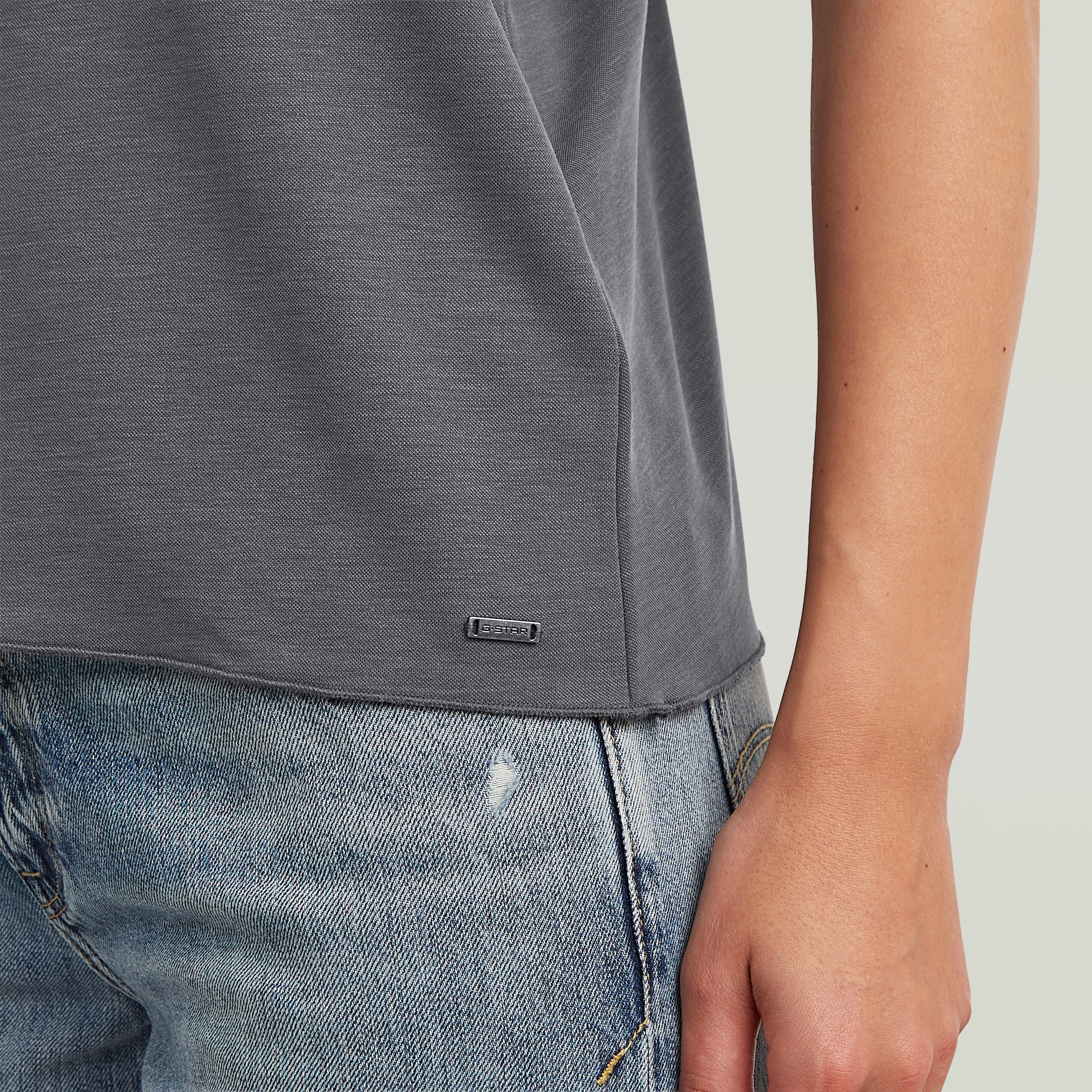 Camiseta Flowy Tape Slim La Flowy Tape Tank T-Shirt tiene fit slim con diseño racerback y escote redondo, para un look sobrio y moderno.