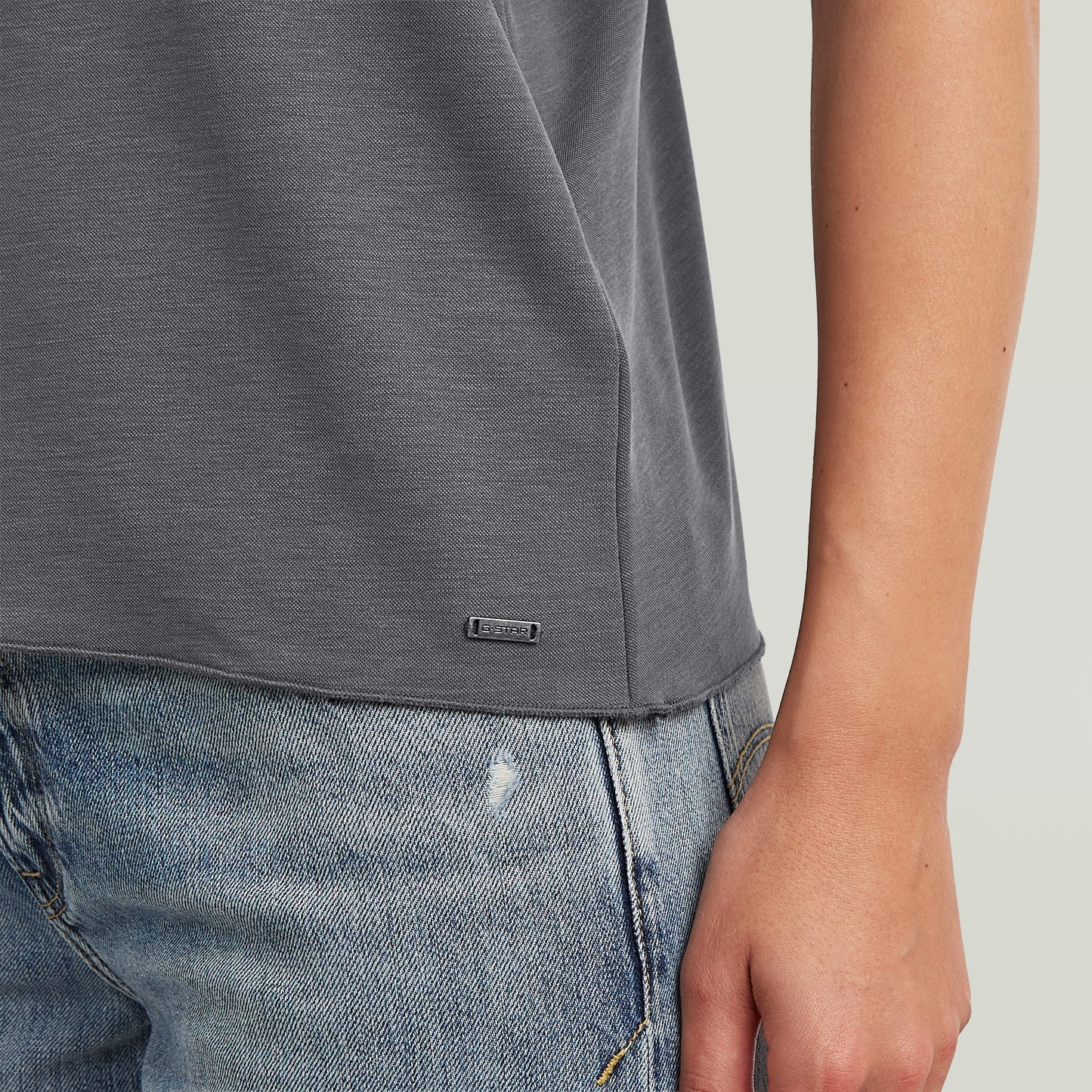 Camiseta Flowy Tape Slim La Flowy Tape Tank T-Shirt tiene fit slim con diseño racerback y escote redondo, para un look sobrio y moderno.