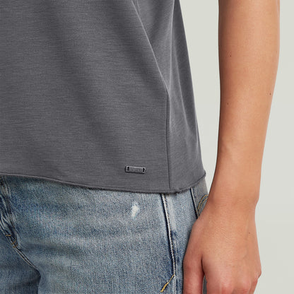 Camiseta Flowy Tape Slim La Flowy Tape Tank T-Shirt tiene fit slim con diseño racerback y escote redondo, para un look sobrio y moderno.