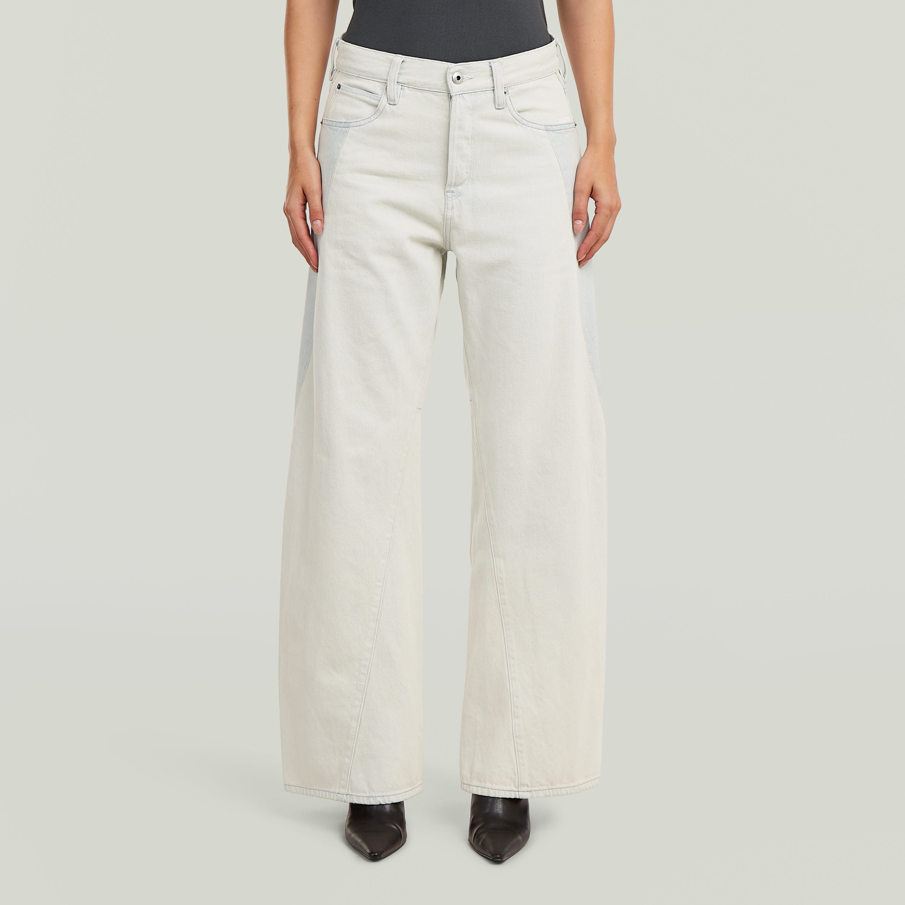 Jeans Contor Two-Tone Wide con cintura baja y ajuste holgado, destacando el estilo two-tone wide jeans.