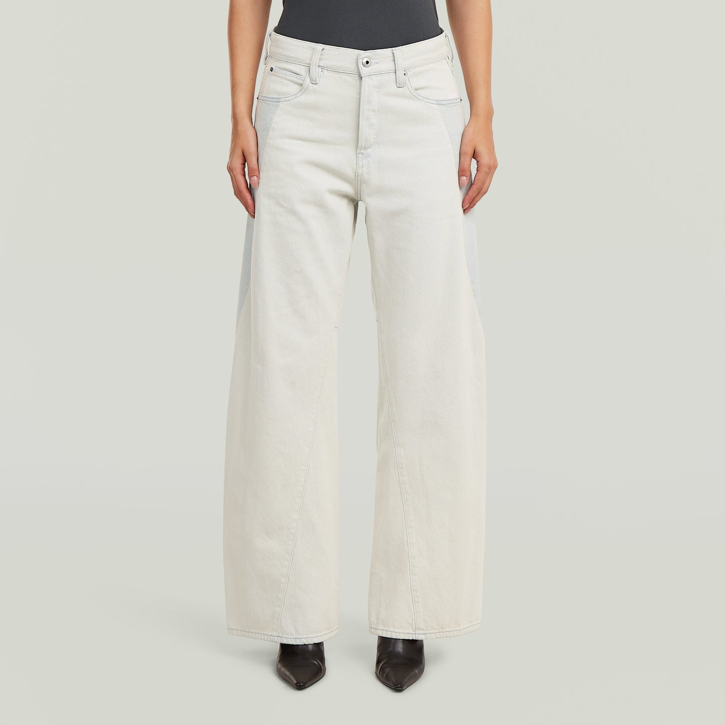 Jeans Contor Two-Tone Wide con cintura baja y ajuste holgado, destacando el estilo two-tone wide jeans.