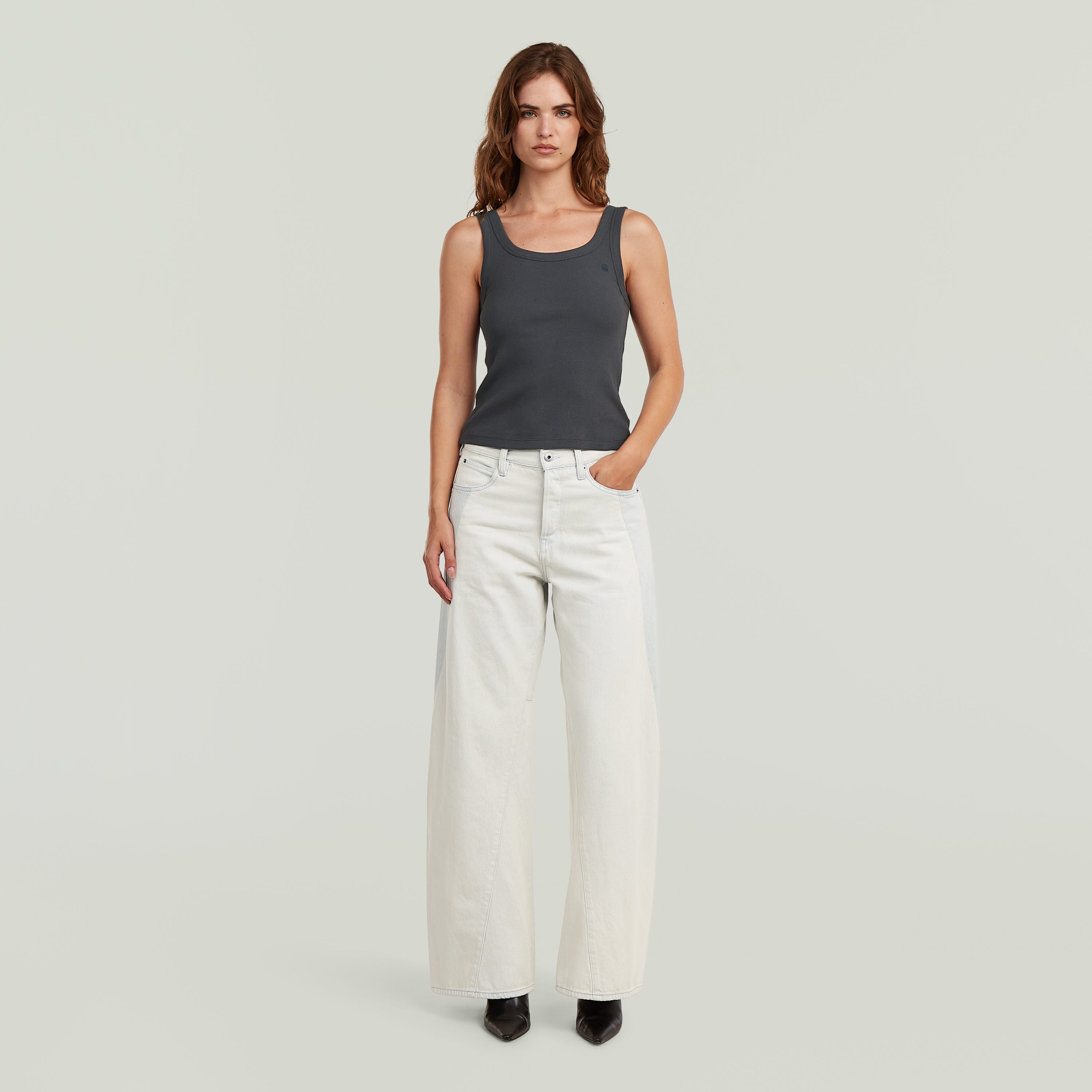 Mujer usando jeans Contor Two-Tone Wide, con diseño holgado y cintura baja, mostrando estilo contemporáneo.