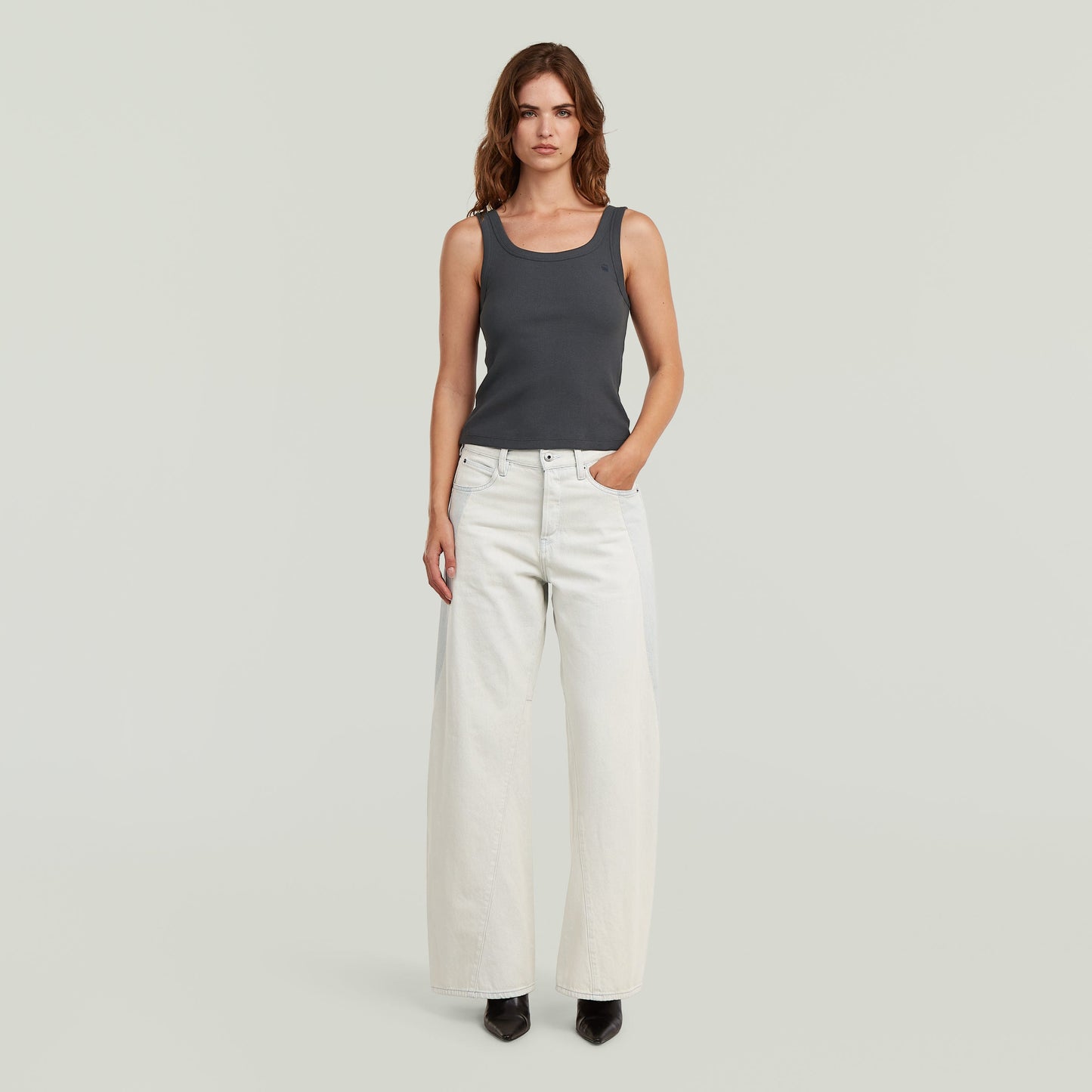 Mujer usando jeans Contor Two-Tone Wide, con diseño holgado y cintura baja, mostrando estilo contemporáneo.
