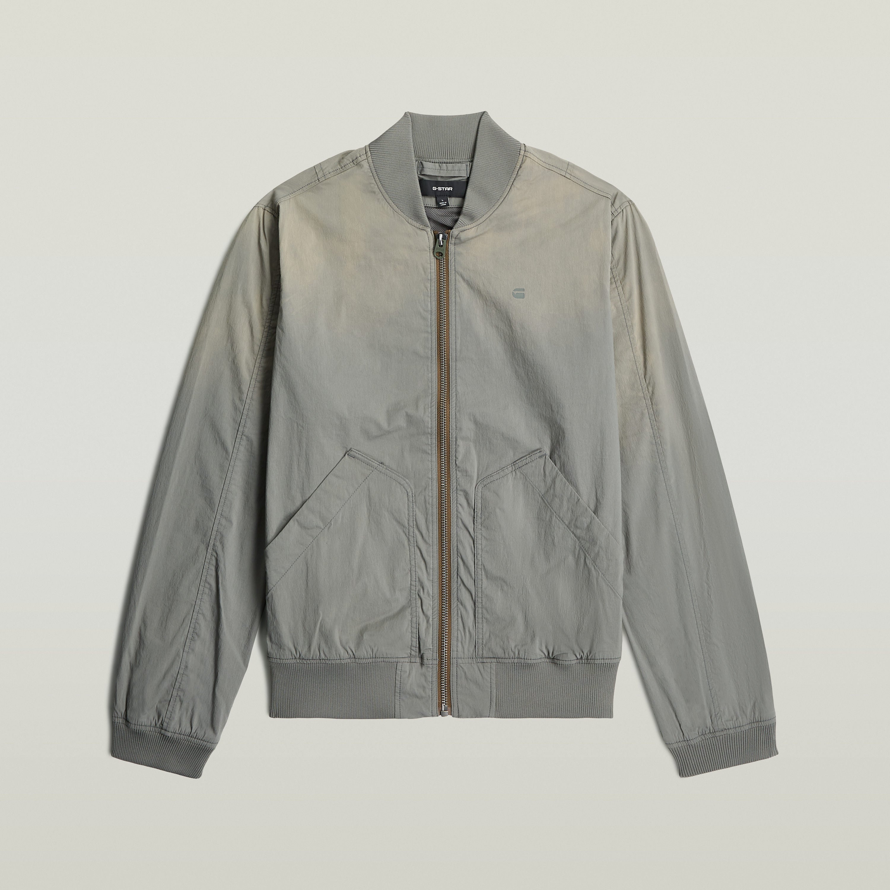 Cazadora Sunfaded Bomber en color verde, con cierre de cremallera y cuello acanalado, sunfaded bomber jacket.