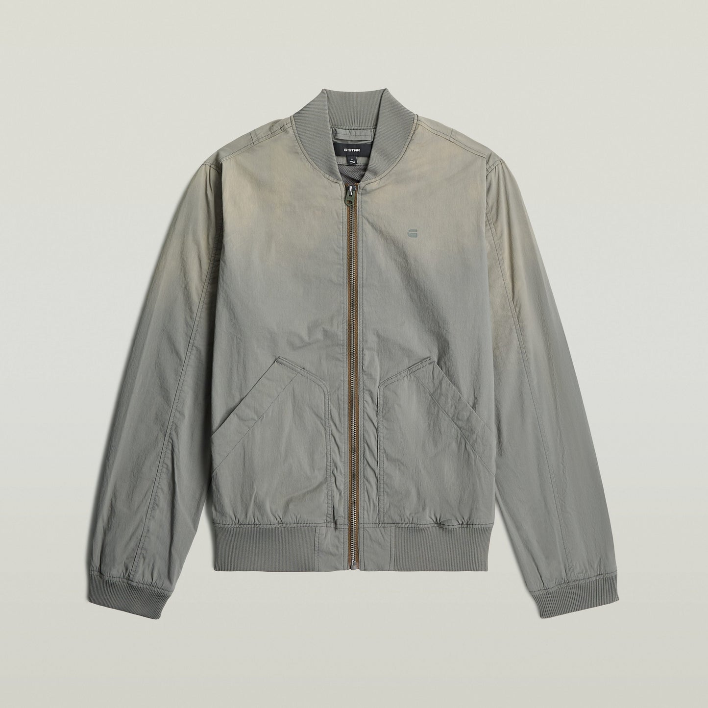 Cazadora Sunfaded Bomber en color verde, con cierre de cremallera y cuello acanalado, sunfaded bomber jacket.