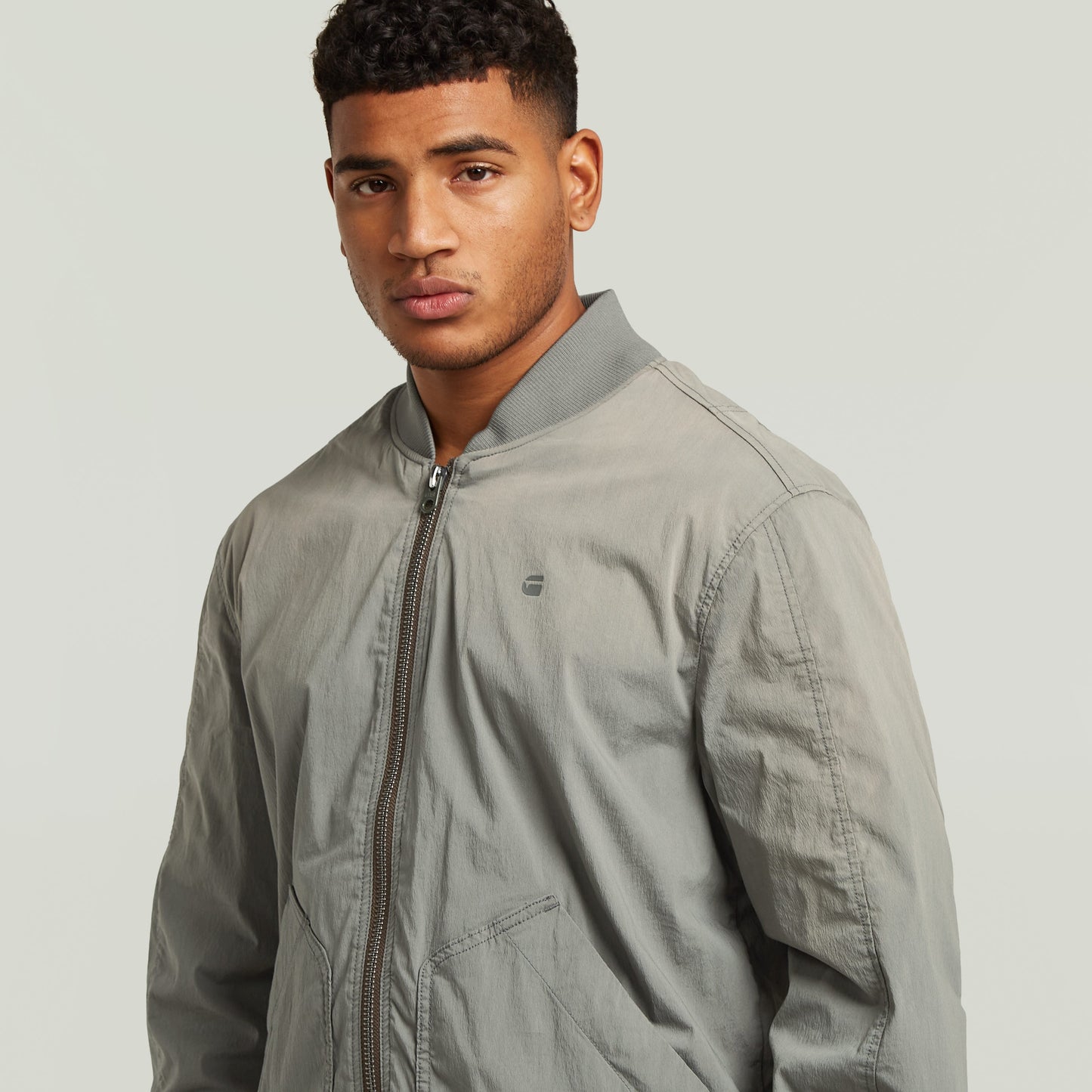 Modelo vistiendo una cazadora Sunfaded Bomber en color gris, con diseño clásico y cómodo ajuste.