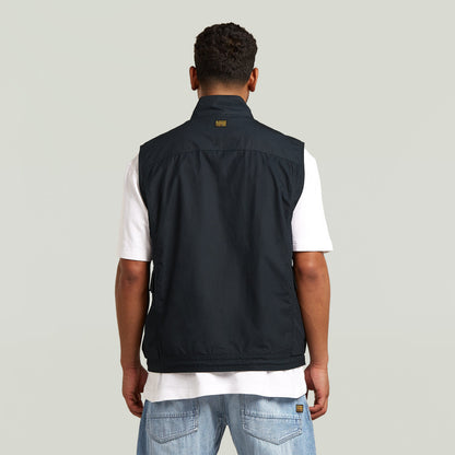 Modelo de chaleco ligero de verano de G-Star, visto desde atrás, en color azul oscuro, ideal para el uso diario.